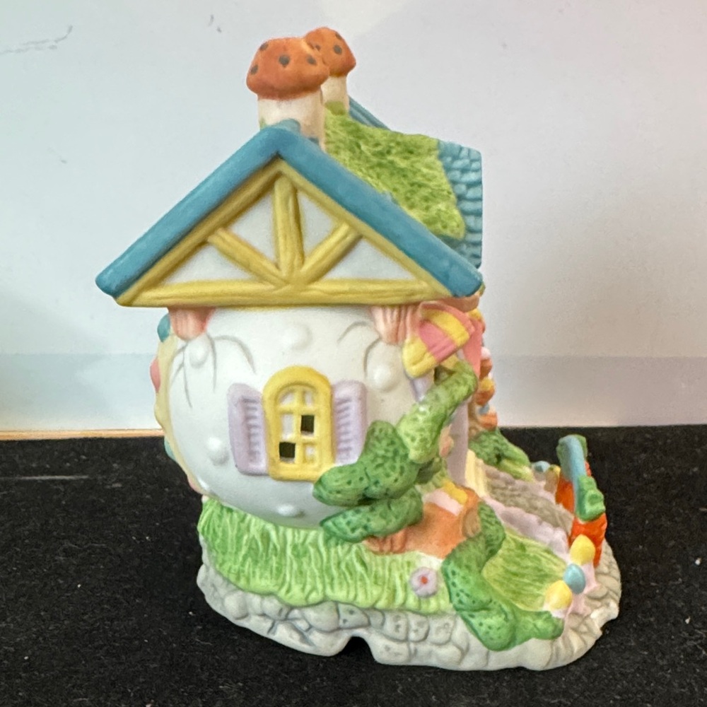 Bunny Towne Easter porcelain, hand-painted Colorful Ceramic Egg Factory Figurine - Picture 2 of 5